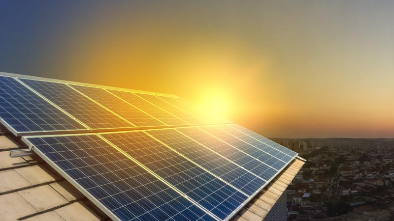 Painéis fotovoltaicos no telhado de uma casa